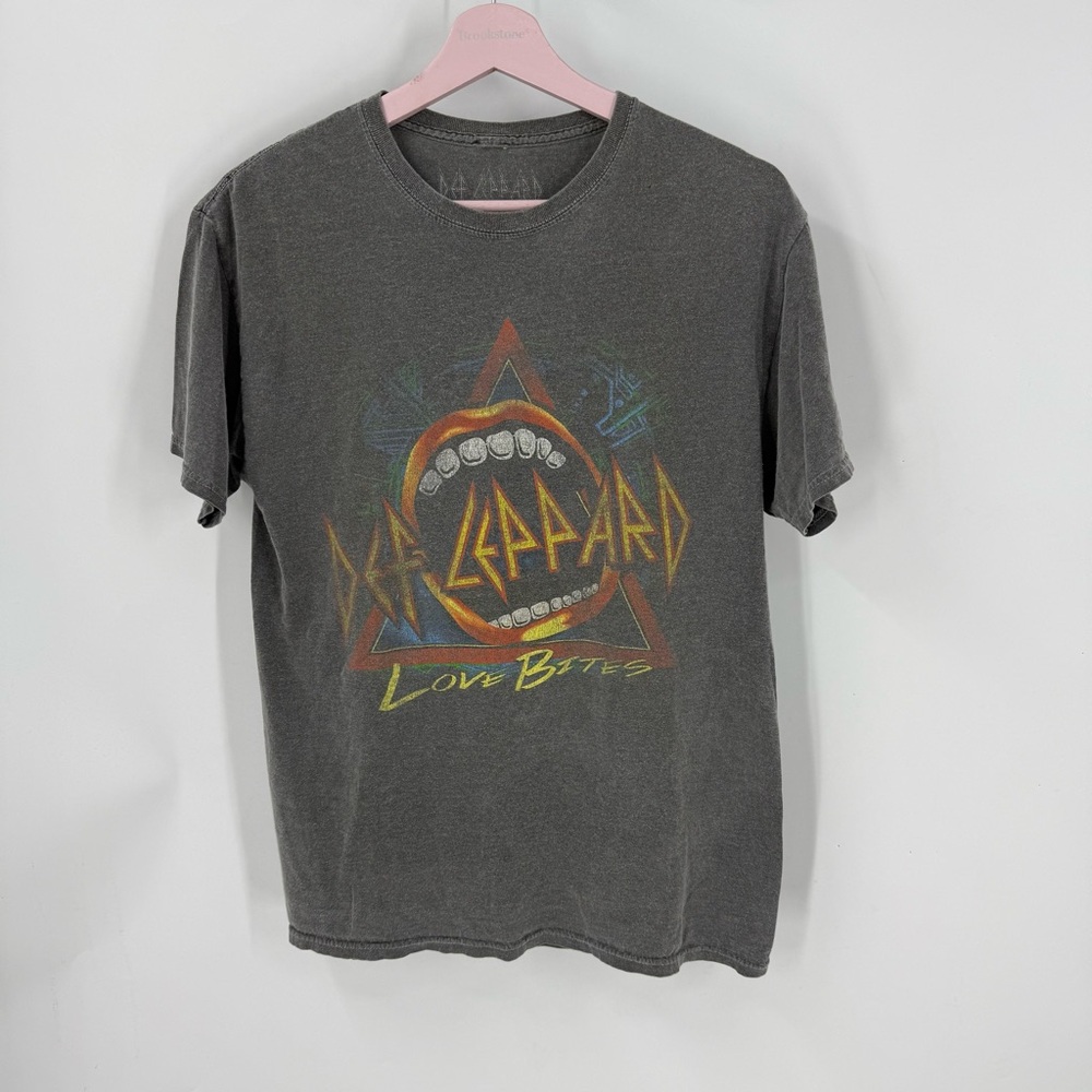 Goody two sleeves Def Leppard love bites vintage worn look Graphic T-Shirt  S/M
